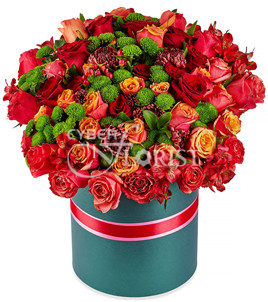 композиция из роз и хризантем в шляпной коробке
